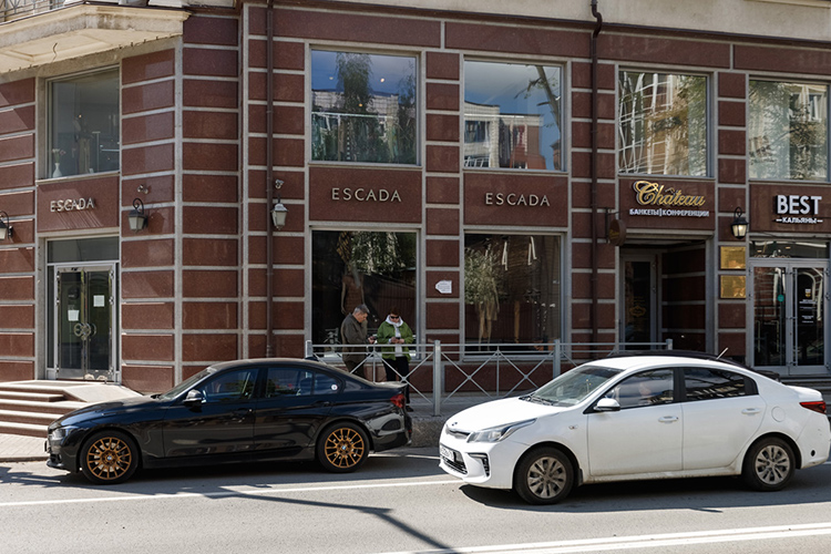 Попасть в пока еще действующий бутик Escada в качестве покупателя с улицы оказалось не так-то просто — объявление на дверях предлагало позвонить в офис и договориться о визите