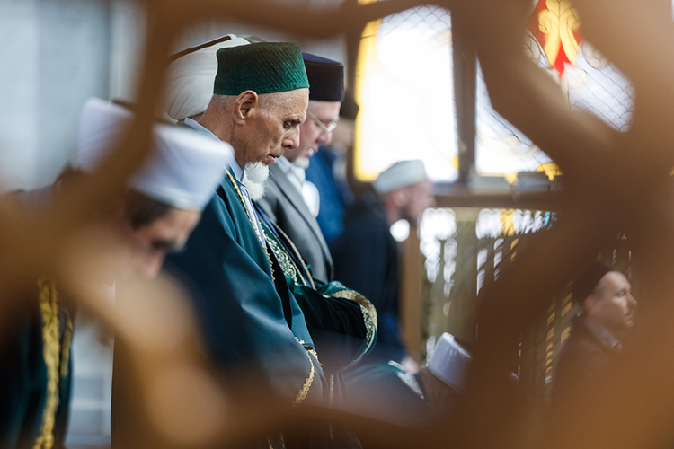 Согласно «думовского» регламента, начинается «Хәтер көне» с заседания совета аксакалов муфтията. Вот и сегодня, как и в 2021 и 2022 годах, мудрые старейшины централизованной религиозной организации собрались в мечети «Кул-Шариф», чтобы обсудить наболевшее