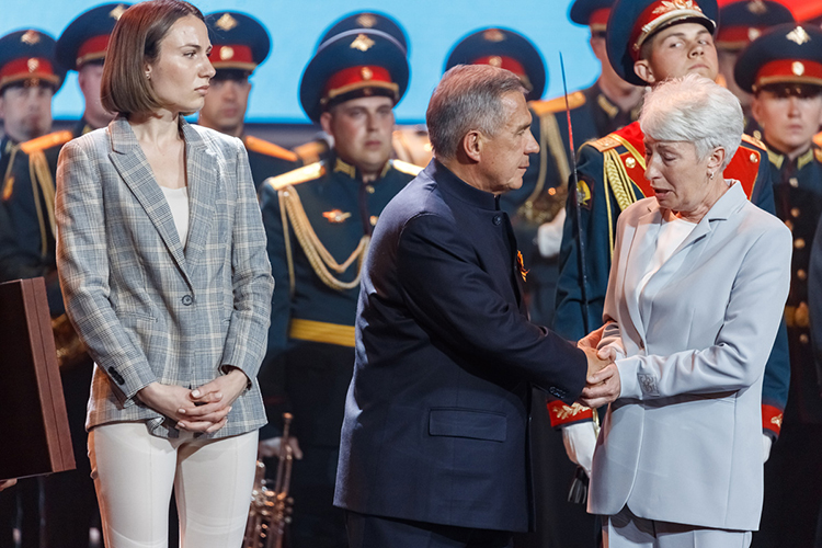 Родителям старшего лейтенанта Олега Сорокина, погибшего в ходе СВО, вручили звезду Героя России, которую их сын получил посмертно