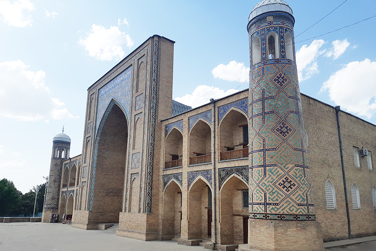 Самым большим медресе, а также одним из самых известных памятников архитектуры Ташкента является медресе Кукельдаш