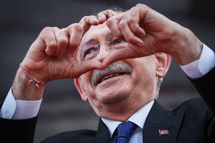 Эрдоган «выложил главный козырь предвыборной гонки». Он заявил, что его главный соперник — кандидат от объединенной оппозиции, 74-летний лидер Республиканской народной партии Кемаль Кылычдароглу (на фото), а также все оппозиционные партии — выступают за ЛГБТ