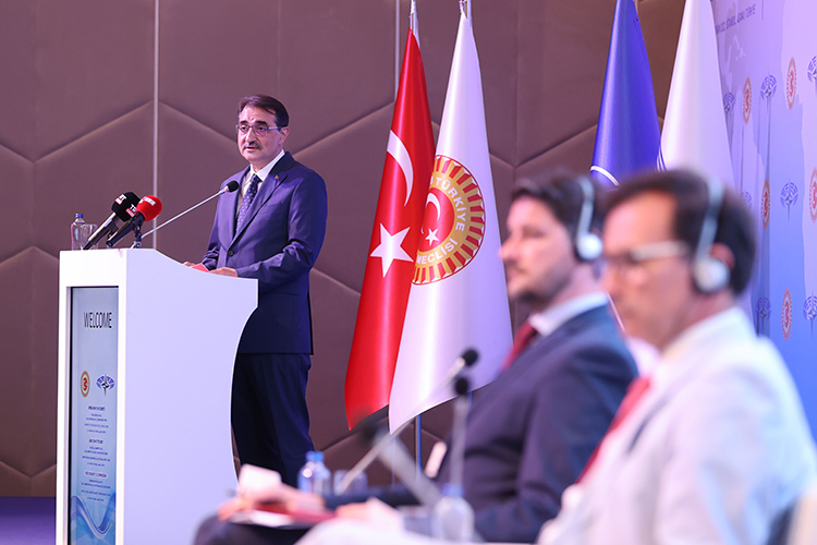 На этой неделе министр энергетики Турции Фатих Донмез заявил, что удалось договориться с Газпромом о реструктуризации долга — отложить часть платежей, которые возникли в связи с ростом цен на газ, на будущее