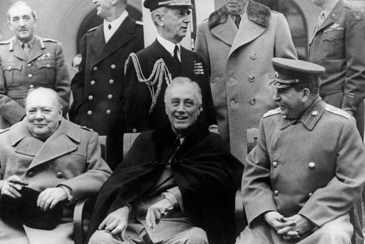 «Проблема холодной войны заключается в том, что у нее не было альтернативы. Нельзя было зависнуть где-то посередине и балансировать на грани нейтральности» (в первом ряду: Уинстон Черчилль, Франклин Рузвельт и Иосиф Сталин (слева направо)