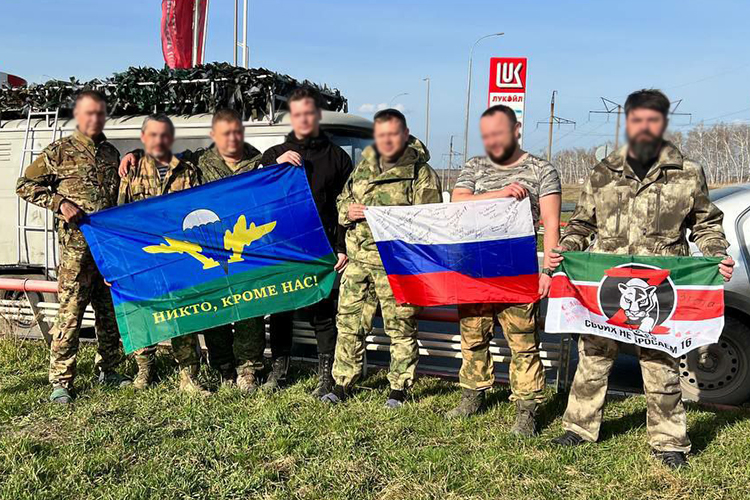 Перед отправкой бойцы традиционно расписались на флагах России, Татарстана, чтобы провезти их через весь Донбасс и вручить адресатам