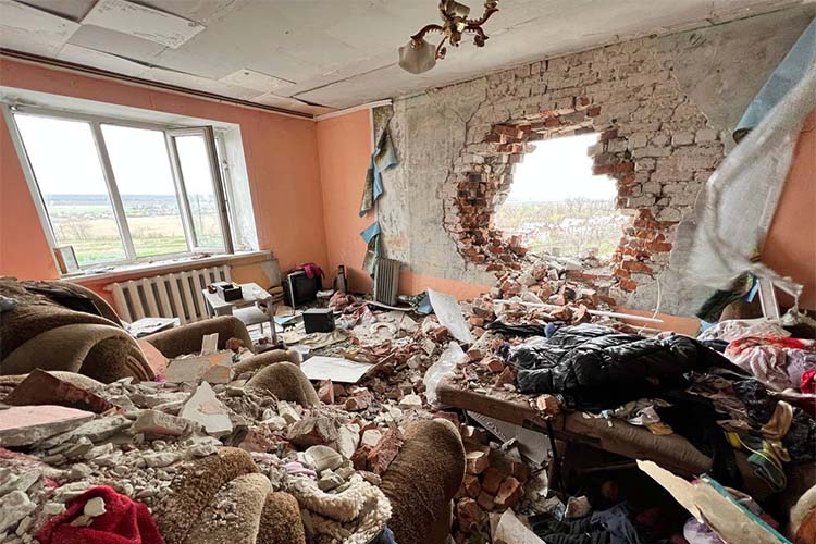 Дома в поселке разрушены капитально. Местами нет крыш, стен, об окнах и говорить нечего — они выбиты вместе с несущими конструкциями, судя по всему, тяжелым минометным огнем. Такие проемы в жилых домах украинские военные использовали для позиций