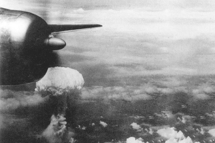 «Американцы давали понять при Трумэне, что мы им больше не союзники, поэтому решили продемонстрировать, что у них есть в боевом исполнении такое сверхоружие и оно может быть применено против Советского Союза» (на фото: атомное облако над Нагасаки)