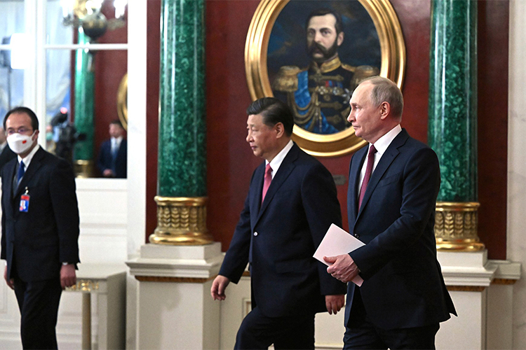 «Пекин демонстрирует, что с Москвой восстанавливаются практически те очень близкие отношения, которые были у нас с КНР в 50-х годах прошлого века, и что этот альянс имеет очевидную цель — противостоять гегемонии США» (на фото: Си Цзиньпин встречается с Владимиром Путиным в Москве)