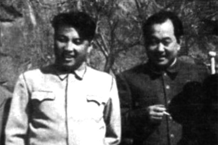 Вождем в Северной Корее поставили Ким Ир Сена (слева), бывшего партизана, воевавшего против Японии и служившего в Советской армии в звании капитана
