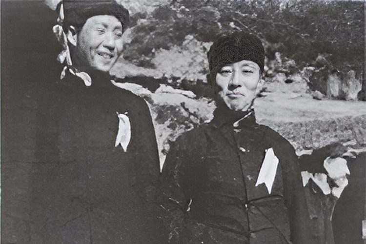 Ван Мина (справа) много лет готовили, чтобы возглавить Китай после победы революции (на фото: Мао Цзэдун (слева) и Ван Мин, 1937 г.)