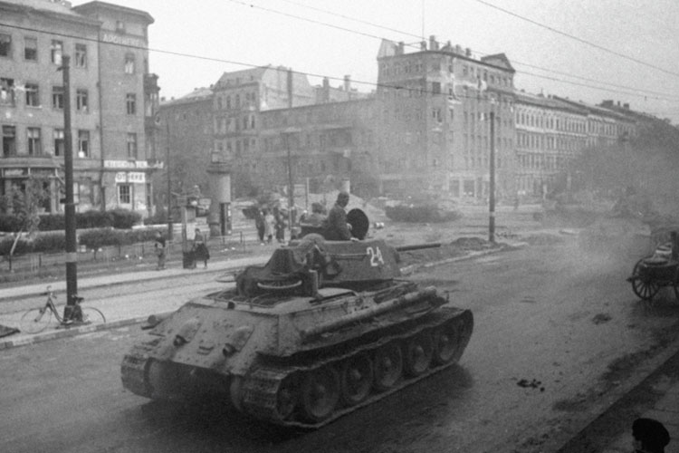 Советский танк на берлинской улице во время боев за город