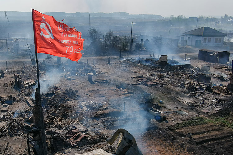 «Наш дом полностью выгорел, остались только ворота, причину не знаем, говорят, что украинцы поджигают, вчера ночью поймали одного. Это беженцы, типа „мирные жители“, они тут поджигают деревни»