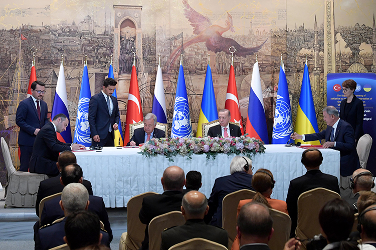 10–11 мая в Стамбуле проходит встреча по продлению сделки в четырехстороннем формате — с участием России, Турции, Украины и ООН. Ранее прошли технические консультации, однако они «зашли в тупик»