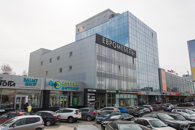 ТОЦ «City Line» — 4-этажное здание с торговыми и офисными арендаторами. Его якорный объект — магазин «Евромебель», чье название гордо висит на вершине здания.