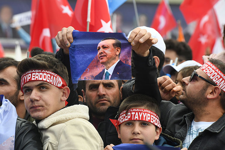 «Значительная часть населения поддерживает Эрдогана. Это и так называемые простые граждане, и часть среднего класса, которые видят в нем харизматичного лидера, который отстаивает интересы Турции на международной арене»