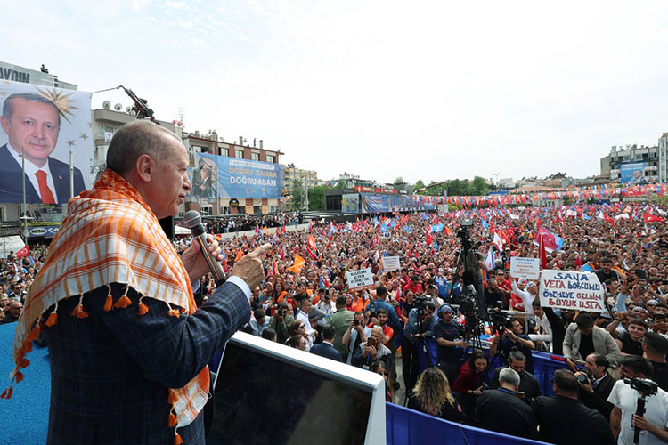 «Цветная революция предполагает наличие организаторов и масс недовольных, которые выходят на улицы. В Турции на данный момент этого нет. Та армия, которая сейчас есть в стране, в целом поддерживает Эрдогана»