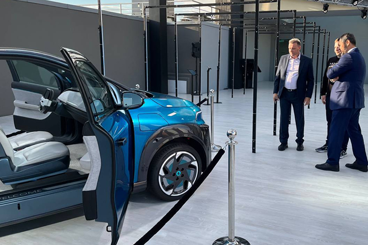 Презентация российского электромобиля «Атом» от стартапа гендиректора «КАМАЗа» Сергея Когогина и предпринимателя Рубена Варданяна накануне прошла в Москве