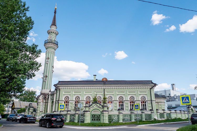 Самая нарядная мечеть Старо-Татарской слободы была построена в конце XIX века на месте старой деревянной, которая стояла здесь с 1804 года