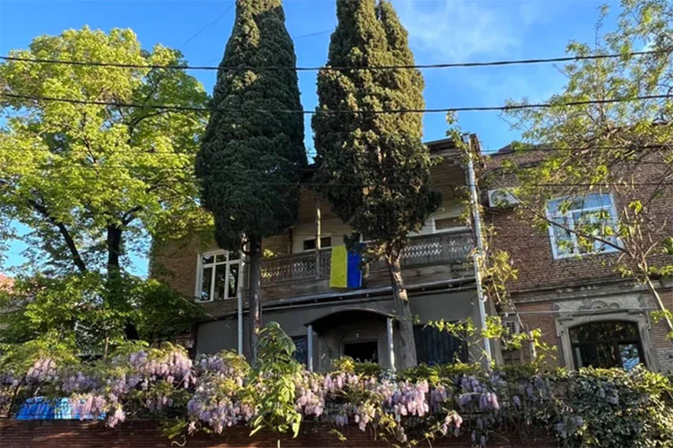На балконах некоторых квартир висят украинские флаги. А многие вешают их у входа в заведение