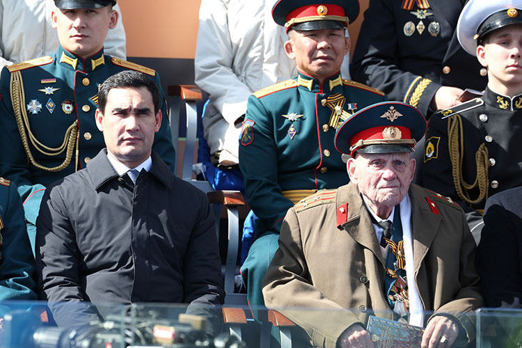 Молодой лидер Туркменистана Сердар Бердымухамедов (слева) на параде находился без ленточки, но во время переговоров с президентом России обнаружилось, что на лацкане пиджака у него приколота точно такая же, как и у Владимира Путина