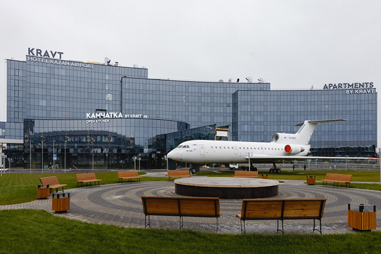 Среди знаковых проектов можно выделить абсолютно новые объекты типа Kravt Hotel Kazan Airport (2022 год, отель 3*) от камчатских инвесторов за 1,8 млрд рублей