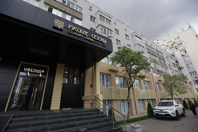 Федеральная отельная компания «Русские сезоны», которая также занимается нашумевшим глэмпигом под Казанью «Утрау», запустила отель «Булак» на Лево-Булачной в бывшем офисном здании