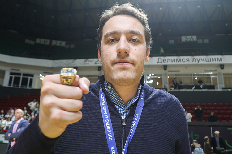 Богдан уже успел спрятать свой чемпионский перстень в карман: его пришлось попросить надеть его снова для кадра на память