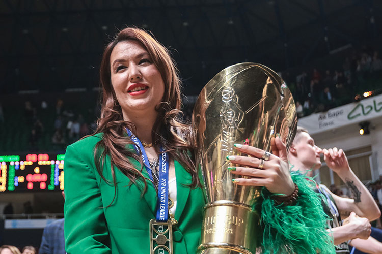 Вице-президент УНИКСа Ольга Ахсанова взялась за чемпионский кубок одной из последних, уже после того, как его поддержали все игроки и тренеры