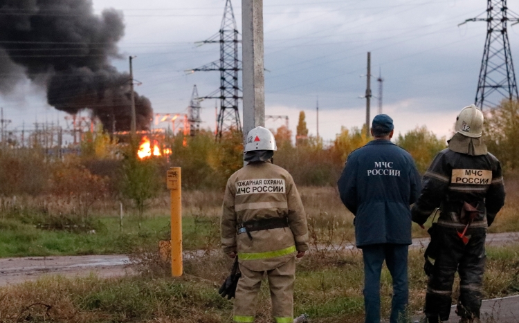 Ночью украинский беспилотник атаковал пограничный пункт «Шебекино» в Белгородской области, сбросив на здание два самодельных взрывных устройства, сообщает Baza