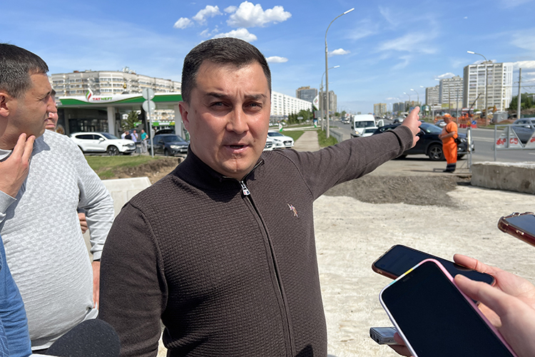 Следующим объектом для осмотра стал разворот под мостом через реку Мелекеску, на месте мэра и журналистов встретил глава МУП ПАД Марат Анисимов