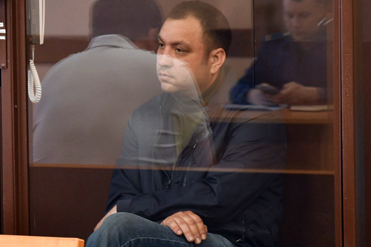 Задержанный позавчера 37-летний начальник отдела торговли и потребительских услуг Дамир Хабибуллин сегодня оказался в Альметьевском городском суде