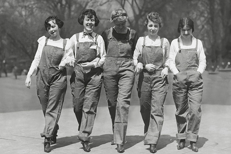Мода 1940-х годов прочно вошла в повседневный женский гардероб благодаря своей практичности и гениальности решений: платья-рубашки, комбинезоны, брючные костюмы и облик мужских профессий