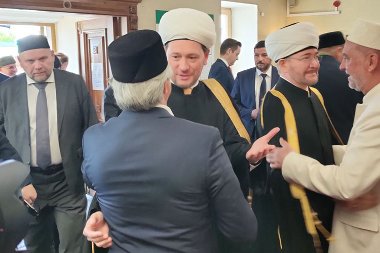 Высшее руководство ДУМ РФ во главе с муфтием Равилем Гайнутдином, его первыми заместителями Дамиром Мухетдиновым и Рушаном Аббясовым приехали в мечеть «Аль-Марджани» накануне