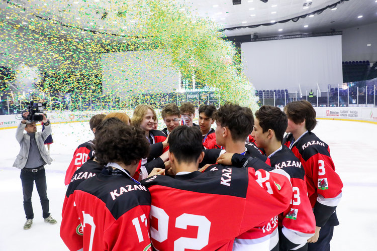 В самом турнире «Золотая шайба» впервые на всероссийских соревнованиях юных хоккеистов победила казанская команда «Ак Буре»