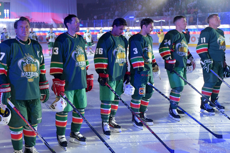 В один момент Дворец спорта стал местом, где собралась чиновничья верхушка Казани, звёзды КХЛ и именитые местные хоккеисты