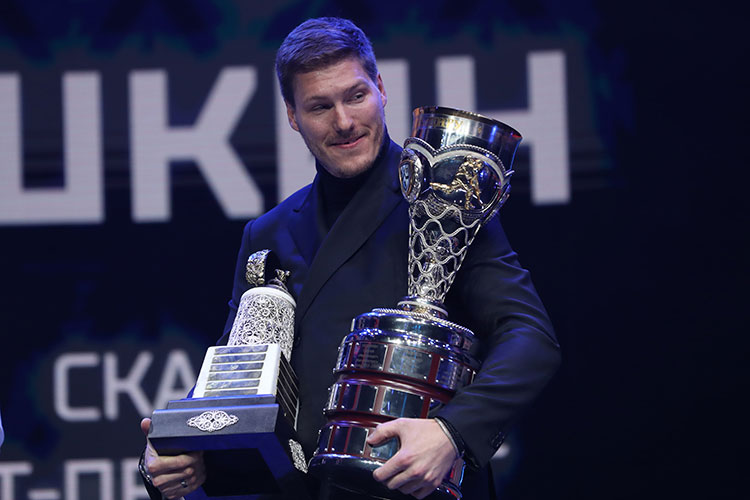Радулов претендовал на номинацию «Золотая клюшка», которая вручается самому ценному игроку регулярного чемпионата. Но в итоге приз забрал Яшкин из СКА, который стал лучшим снайпером и бомбардиром регулярки
