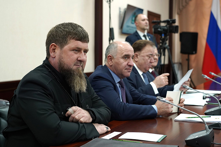 Рамзан Кадыров на переднем плане