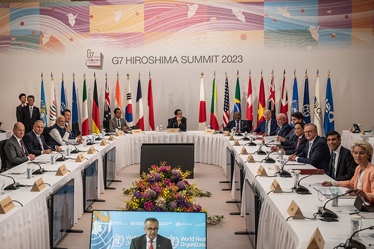 При подготовке к саммиту G7 пресс-секретарь японского правительства высказался о том, что всем нам придется жить, сочетая нынешнюю геополитическую ситуацию и экономическое взаимодействие с одними и теми же игроками-контрагентами