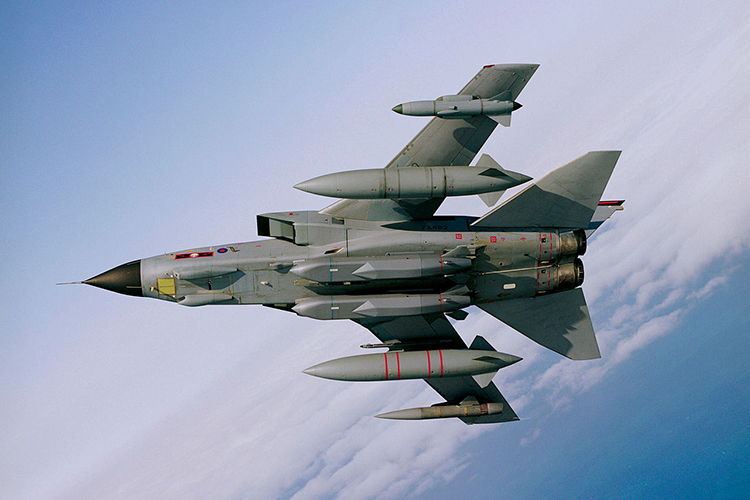 Отметим, что при разработке Storm Shadow предполагалось, что она может применяться с самолетов Tornado IDS, Saab Gripen, Dassault Mirage 2000 и Dassault Rafale, Eurofighter Typhoon. Известно, что данной техникой ВСУ не располагает