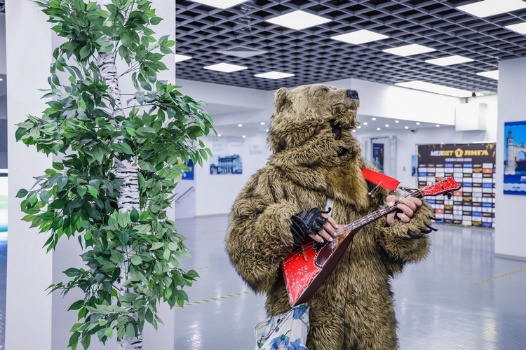 Красноярский «Енисей» встречал играющий на балалайке медведь и дерево из 10-рублвых купюр