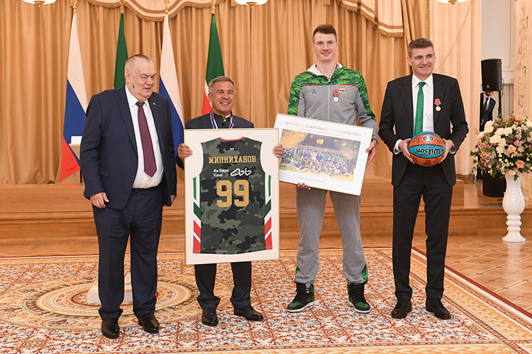 Президент РТ получил форму УНИКСа, поблагодарил Евгения Богачёва, а также отметил, что победа казанцев даст импульс для развития баскетбола в Татарстане