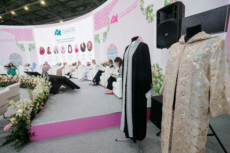 Модницы могут быть уверены, что наряд от Abaya by I.R. они не встретят больше ни на ком другом: большинство моделей отшивается в единственном экземпляре