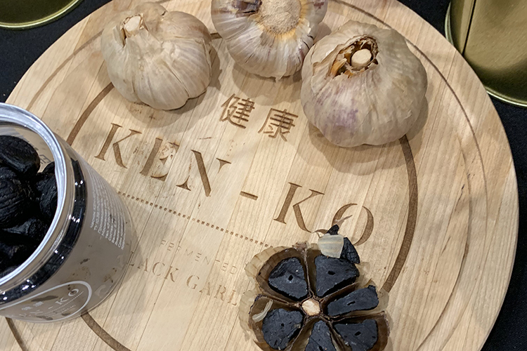Удивительным экспонатом «Аллеи еды будущего» был ферментированный чеснок Кен-Ко. Продукт насыщенного черного цвета, который по цвету и вкусу больше напоминал чернослив