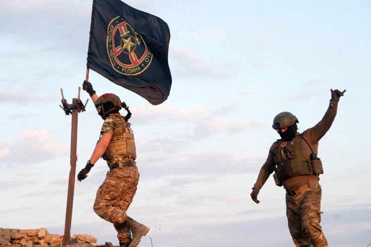 Бойцы ЧВК Вагнер водружают свой флаг на самой высокой точке Артемовска (Бахмута)