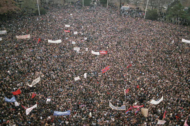 Митинг на Театральной площади (ныне площадь Свободы) в Ереване с требованием о воссоединении Нагорно-Карабахской автономной области с Армянской ССР, 1998 год