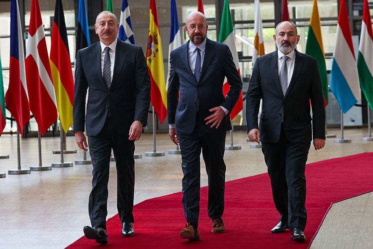 Президент Азербайджана Ильхам Алиев, председатель Европейского совета Шарль Мишель и премьер-министр Армении Никол Пашинян (слева направо)