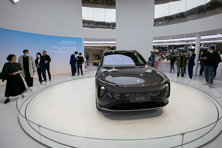 Гость интернет-конференции отметил, что на выставке в Шанхае ему удалось поближе познакомиться с несколькими новыми моделями китайского бренда Nio, который уже окрестили «убийцей» Tesla