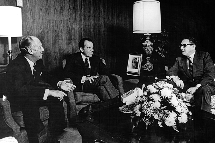 Киссинджер открыл тайный канал для людей Никсона, предложив использовать свои связи в Белом доме Джонсона для утечки информации о мирных переговорах с Северным Вьетнамом