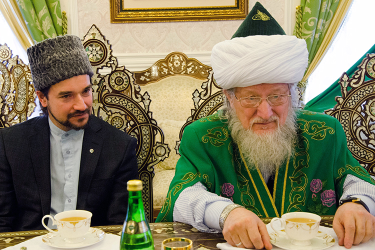 Талгат Таджуддин фактически устроил смотрины своего сына и потенциального преемника — руководителя администрации ЦДУМ и муфтия Башкортостана Мухаммада Таджуддинова (на фото слева)
