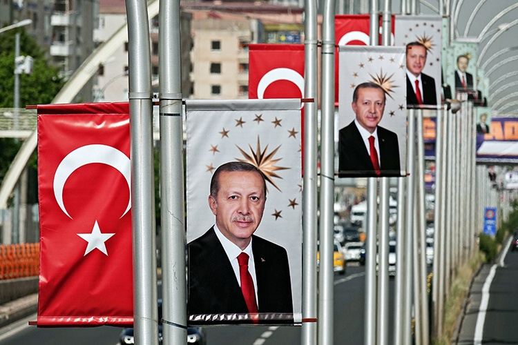 В Турции 28 мая пройдет второй тур выборов главы государства. Действующий президент Реджеп Тайип Эрдоган набрал в первом туре 49,24% голосов, а его главный соперник Кемаль Кылычдароглу — 45,07%