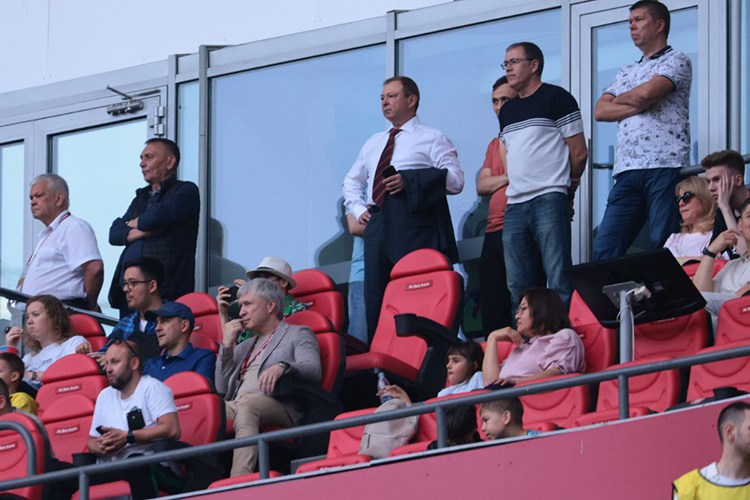 Директор клуба Шамил Хуснутдинов (в белой рубашке) после победы не пошел на поле, а скромно остался на трибуне
